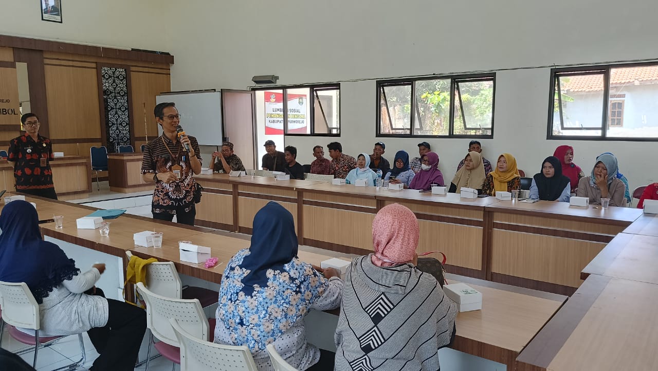 Gebyar layanan perizinan di Kecamatan Ngombol beberapa waktu lalu. Puluhan warga hadir untuk mengurus izin.&nbsp; DPTMPTSP PURWOREJO/RADAR PURWOREJO