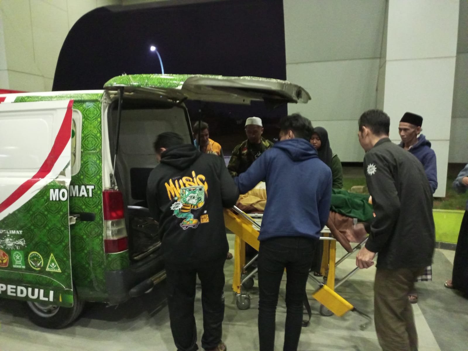 Petugas kesehatan mengevakuasi para korban kecelakaan maut di Kecamatan Ayah Kebumen