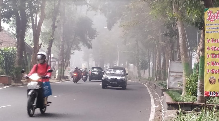 Suasana berkabut di Jalan KRT Pringgodiningrat, Sleman pada Kamis (31/8). Nampak dari beberapa pengguna jalan menyalakan lampu kendaraannya