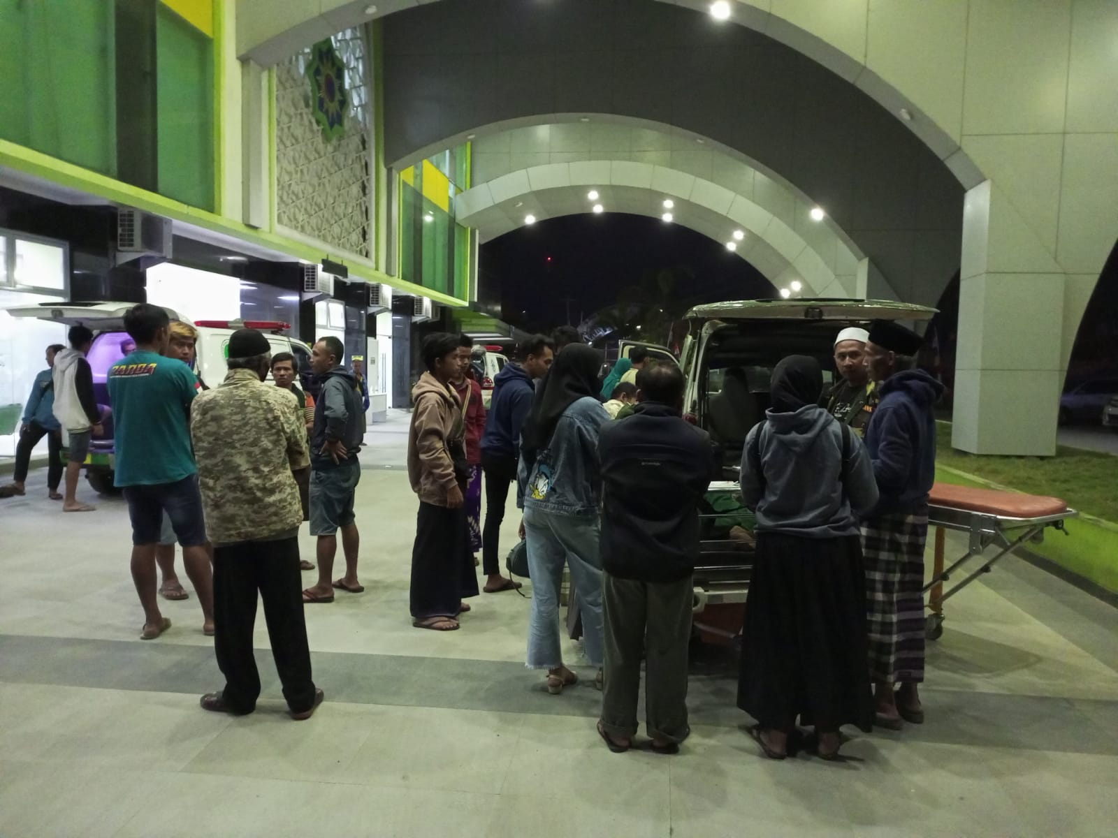 NAHAS: Suasana penanganan korban kecelakaan di RS PKU Gombong Kabupaten Kebumen. (Muhammad Hafied/Radar Jogja)