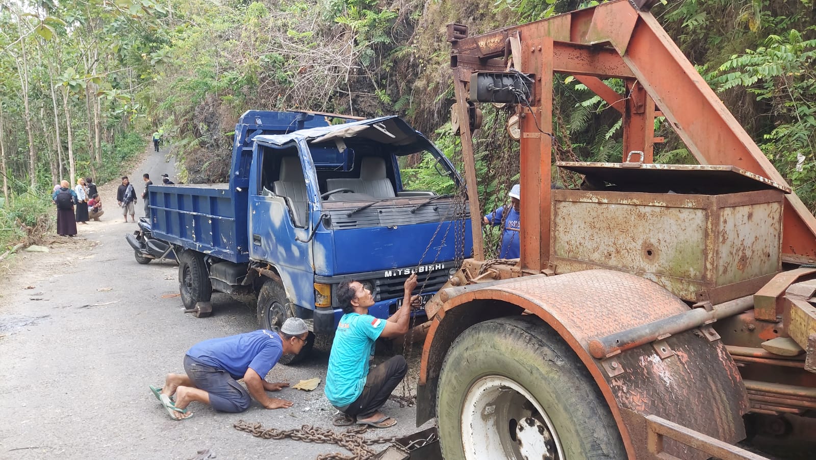 Truk terbuka yang dipakai untuk mengangkut penumpang dan mengalami kecelakaan yang membuat lima orang penumpang meninggal berhasil dievakuasi