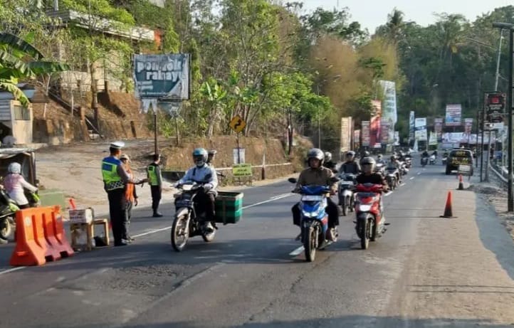 SABAR: Petugas terlihat mengatur lalulintas skema buka tutup di perbatasan Gunungkidul-Bantul Kamis (31/8). (Gunawan/Radar Jogja)