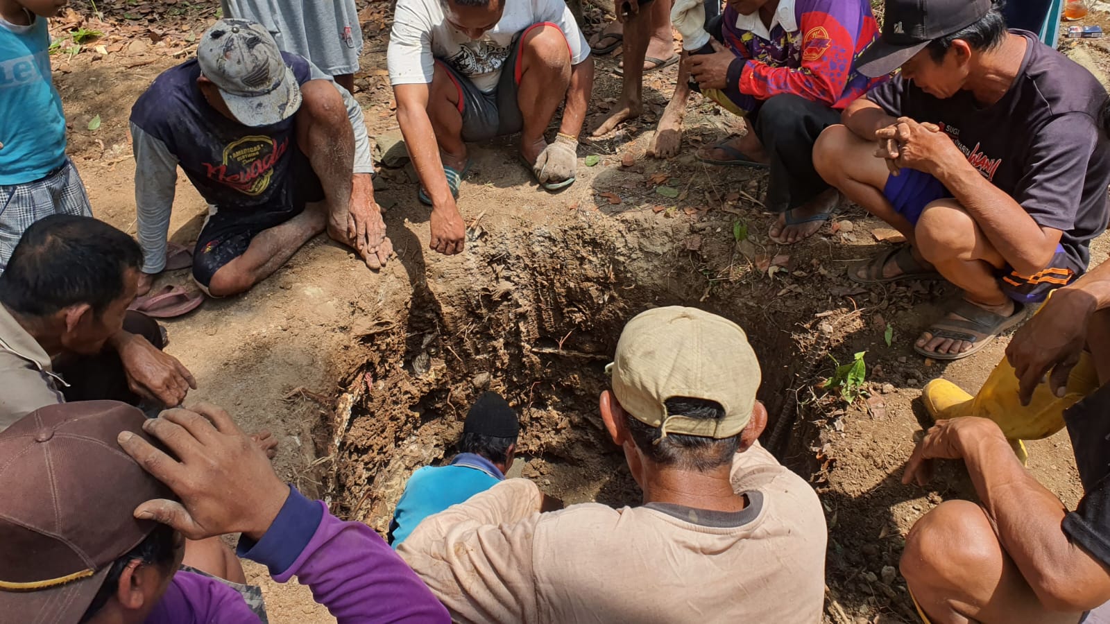 KRISIS AIR: Warga Padukuhan Gebang, Kalurahan Pengkol, Kapanewon Nglipar cari air dengan cara menggali tanah di pinggir sungai. (Gunawan/Radar Jogja)