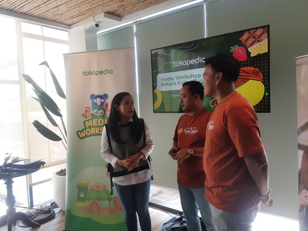 PASAR: Tim Tokopedia dan Bakpia Kukus Tugu Jogja sedang menggelar Workshop di Roaster and Bear Restaurant. (RIZKY WAHYU/RADAR JOGJA)