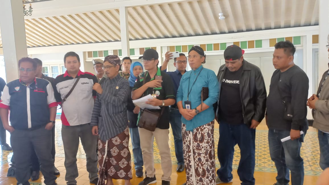 TUNTUT: Driver taksi online juga mendatangi Kantor Gubernur Kepatihan Jogj Kamis (31/8). (Winda Atika Ira P/Radar Jogja)