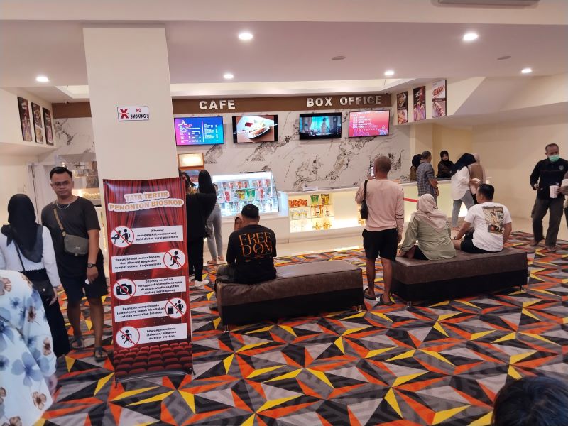 JIHAN ARON VAHERA/RADAR PURWOREJO Suasana lobi Bioskop NSC Ultima Purworejo, ramai pengunjung pada Kamis (31/8).