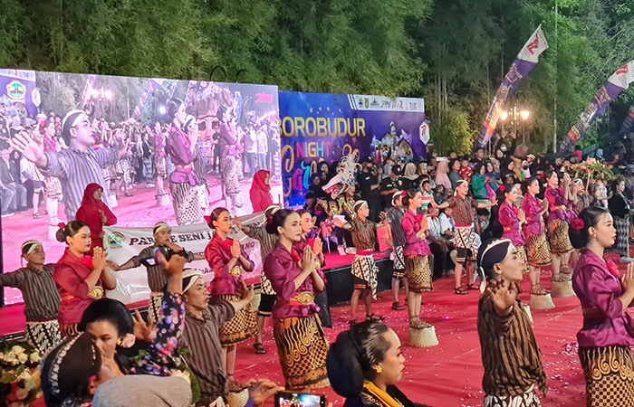 TAHUN LALU: Para kontingen terlihat luwes saat menampilkan keseniannya pada BNC 2022 lalu. Warga pun tampak memadati area karnaval, mulai dari Lapangan Kujon hingga Terminal Borobudur.