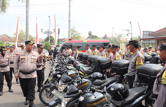 SIAP DIGUNAKAN- Kapolres Bantul AKBP Michael R Risakotta memimpin pemeriksaan kendaraan dinas dan perlengkapan kendaraan milik Polres Bantul.GREGORIUS BRAMANTYO/RADAR JOGJA