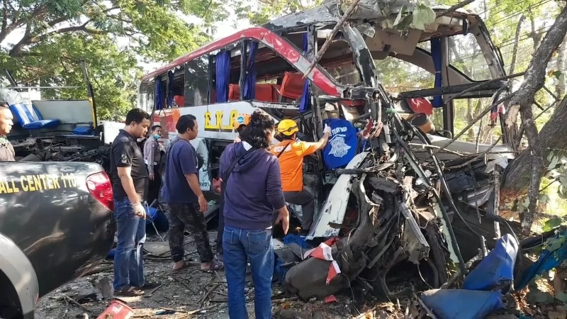 REMUK: Bus Eka dan Sugeng Rahayu ringsek usai adu moncong di Geneng, Ngawi, pada Kamis (31/8) pagi. (ASEP SYAEFUL/RADAR NGAWI).