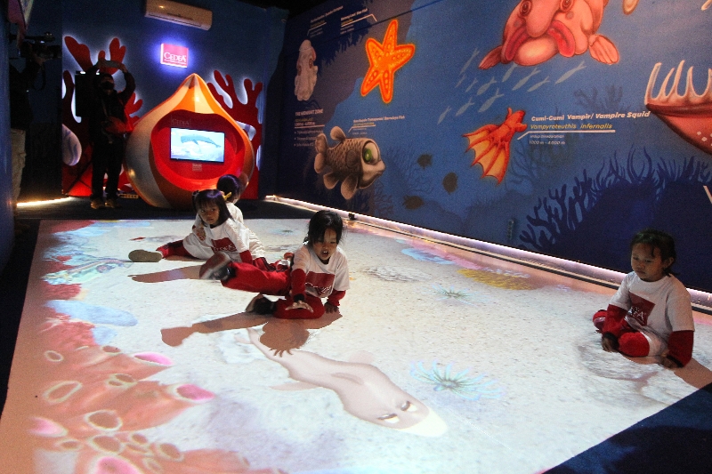 EDUKASI: Anak-anak mencoba wahana permainan virtual saat peresmian zona Sea Life Taman Pintar, Kota Jogja, Kamis (31/8). (Guntur Aga Tirtana/Radar Jogja)