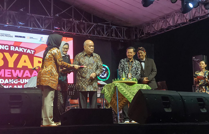 POTONG TUMPENG: Wakil Gubernur Paku Alam X didampingi Pj Bupati Kulonprogo Ni Made Dwipanti Indrayanti, Paniradya Pati Aris Eko Nugroho dan Ketua Panitia Widihasto Wasana Putra.