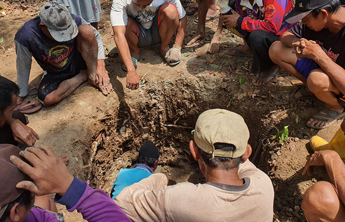 KRISIS AIR - Warga Padukuhan Gebang, Kalurahan Pengkol, Kapanewon Nglipar cari air dengan cara menggali tanah di pinggir sungai.