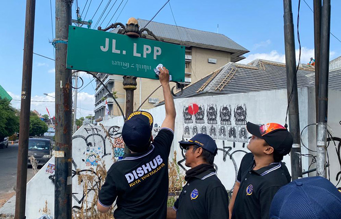 BIAR JELAS: Petugas Dinas Perhubungan Kota Jogja tengah membersihkan rambu jalan di sepanjang Jalan Urip Sumoharjo Jogja, Jumat (1/9/23).Dok Pemkot&nbsp; Jogja