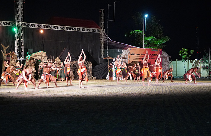 MERIAH: Acara acara puncak malam peringatan 11 tahun UU Keistimewaan DIJ dimeriahkan dengan menggelar tari kolosal Kamis (31/8/23).GUNAWAN/RADAR JOGJA