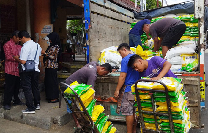 MULAI MAHAL: Pekerja menurunkan beras dari atas truk di Pasar Argosari Wonosari (31/8/23). Harga beras mengalami kenaikan alam beberapa pekan terakhir.Disdag Gunungkidul untuk Radar Jogja
