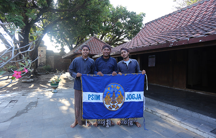 TRADISI: Para penggawa PSIM Jogja melakukan ziarah ke makam raja-raja Mataram di Kotagede dan Imogiri.DOK PSIM JOGJA
