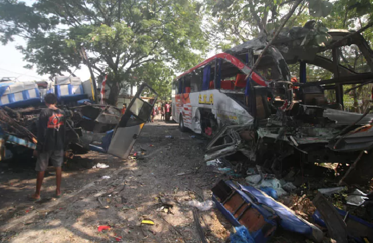 RINGSEK : Kondisi bus Eka setelah terlibat kecelakaan dengan bus Sugeng Rahayu di Jalan Ngawi - Maospati, Desa Tambakromo, Kecamatan Geneng, Kamis (31/8).(ASEP SAEFUL BACHRI/JAWA POS RADAR MADIUN)