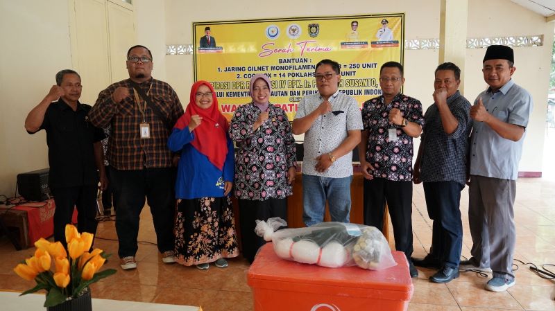 BERI BANTUAN : Wabup Purworejo serahkan bantuan alat penjaring ikan secara simbolis kepada salah satu nelayan di Desa Kertojayan, Grabag, Marsono, Kamis (31/8). Istimewa