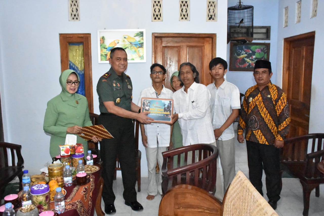 PEDULI: Komandan Korem 072/Pamungkas Brigjen TNI Joko Purnomo dalam anjangsana di Kabupaten Magelang Kamis (31/8). (Dok Penrem 072/PMK)