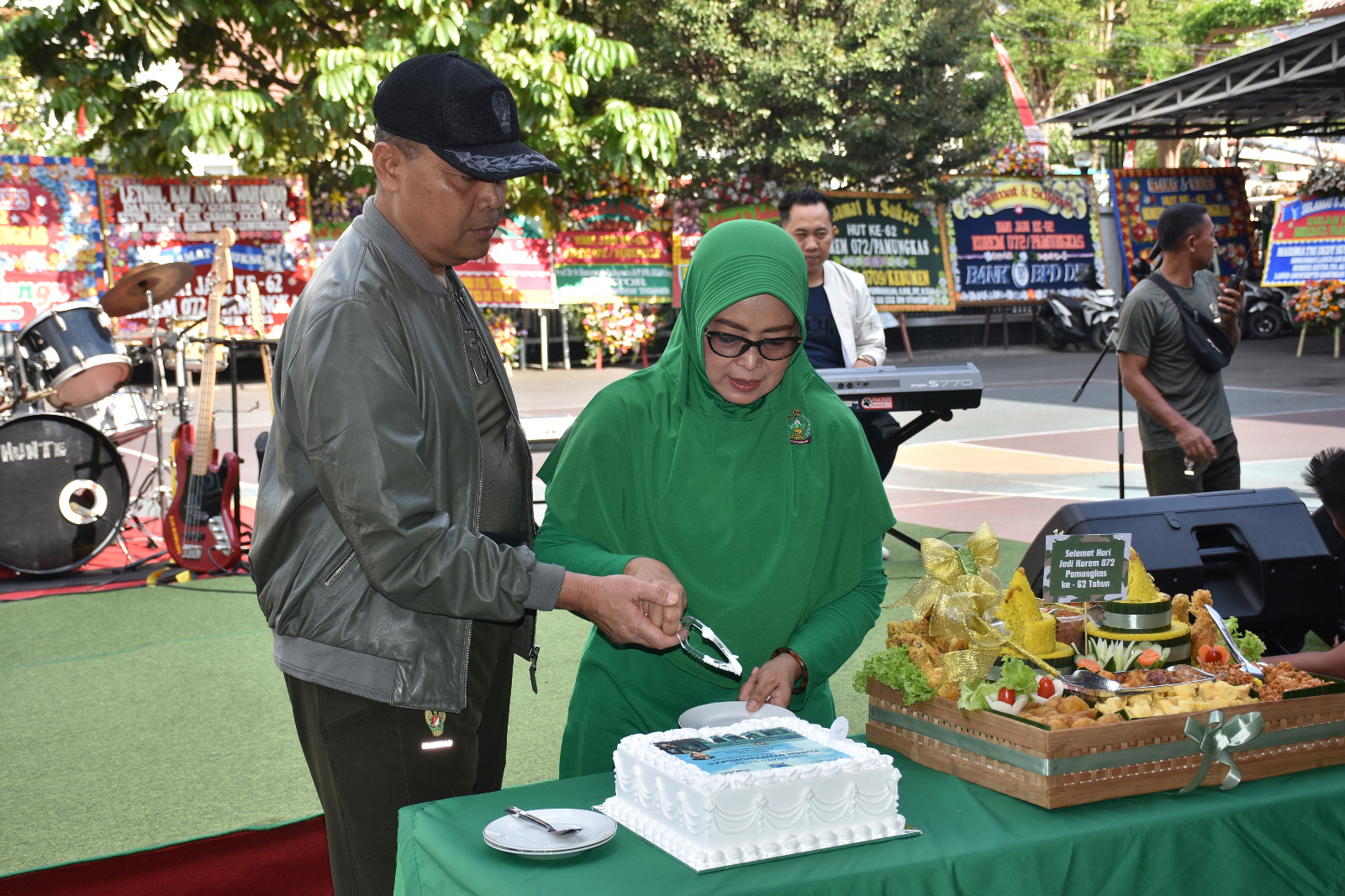 PRESTASI: Danrem 072/Pamungkas Brigjen TNI Joko Purnomo memotong kue dalam Puncak peringatan HUT Ke-62 Korem 072/Pamungkas Jumat (1/9). (Dok Penrem 072/PMK)