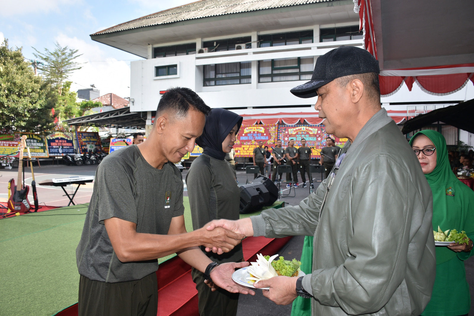 PRESTASI: Danrem 072/Pamungkas Brigjen TNI Joko Purnomo menyerahkan potongan tumpeng dalam Puncak peringatan HUT Ke-62 Korem 072/Pamungkas Jumat (1/9). (Dok Penrem 072/PMK)