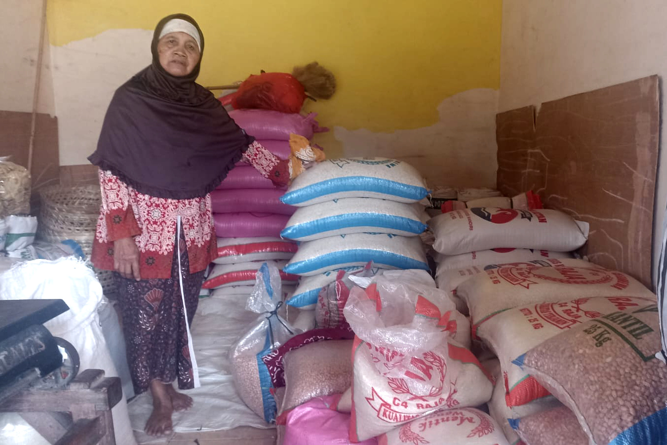 STOK: Pedagang beras di Pasar Bantul Katinem sedang menunjukkan stok beras di tokonya, Kamis (31/8). (Gregorius Bramantyo/Radar Jogja)
