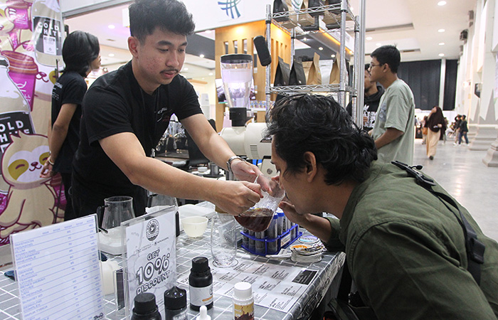 TELATEN: Barista meracik kopi untuk pengunjung dalam Jogja Coffee Week #3 bertema "Future Coffee Culture" di Jogja Expo Center (JEC) Jumat (1/9/23).GUNTUR AGA TIRTANA/RADAR JOGJA