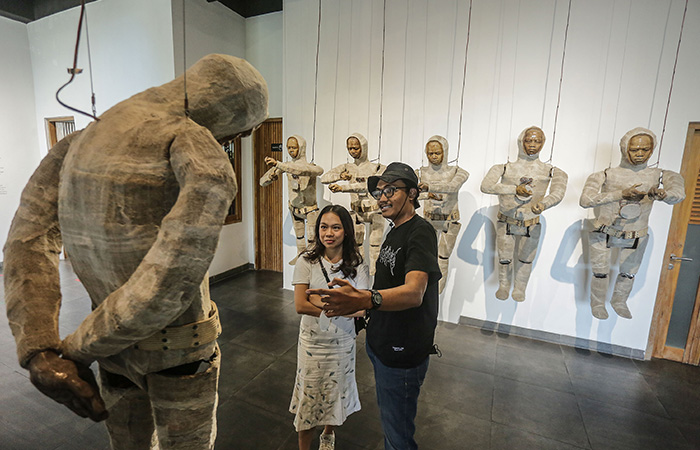 NGETREN: Pengunjung mengamati karya Instalasi Jompet Kuswidananto saat pameran seni Dream Express: Personalized History of Mysticism di Galleri Tirtodipuran link, Mantrijeron, Jogja Jumat (1/9/23).
