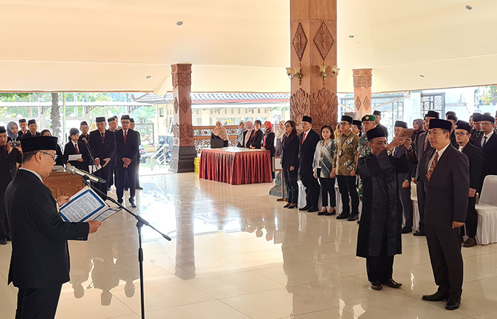 DILANTIK: Wali Kota Magelang Muchamad Nur Aziz melantik Sekda Kota Magelang Hamzah Kholifi di Pendopo Pengabdian, Rumjab Wali Kota Magelang, Jumat (1/9/23).Naila Nihayah/Radar Jogja