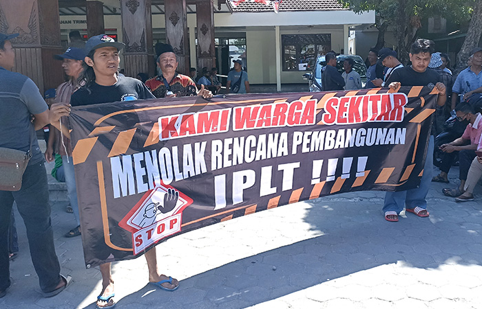 GERUDUK: Warga Dusun Ponggok II berunjuk rasa di Balai Kalurahan Trimulyo, Kapanewon Jetis, Bantul, Jumat (1/9/23). Gregorius Bramantyo/Radar Jogja