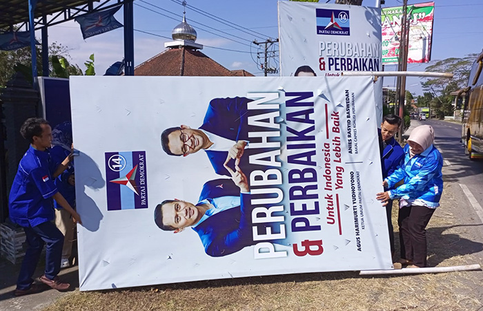 BENTUK KEKECEWAAN : Sejumlah kader Partai Demokrat di Kebumen menurunkan baliho berukuran besar yang memajang gambar Anies Baswedan bersanding dengan Agus Harimurti Yudhoyono.M Hafied/Radar Kebumen