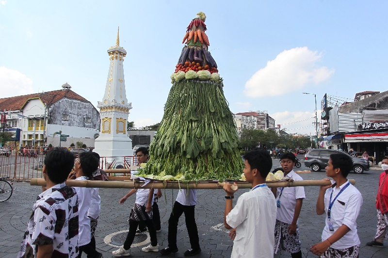 SEMARAK: Pelajar SMA Negeri 11 Kota Jogja mengikuti karnaval kebangsaan dalam rangka merayakan HUT ke-34 sekolah, saat melintas di kawasan Tugu Jogja, Jumat (1/9). (Guntur Aga Tirtana/Radar Jogja)
