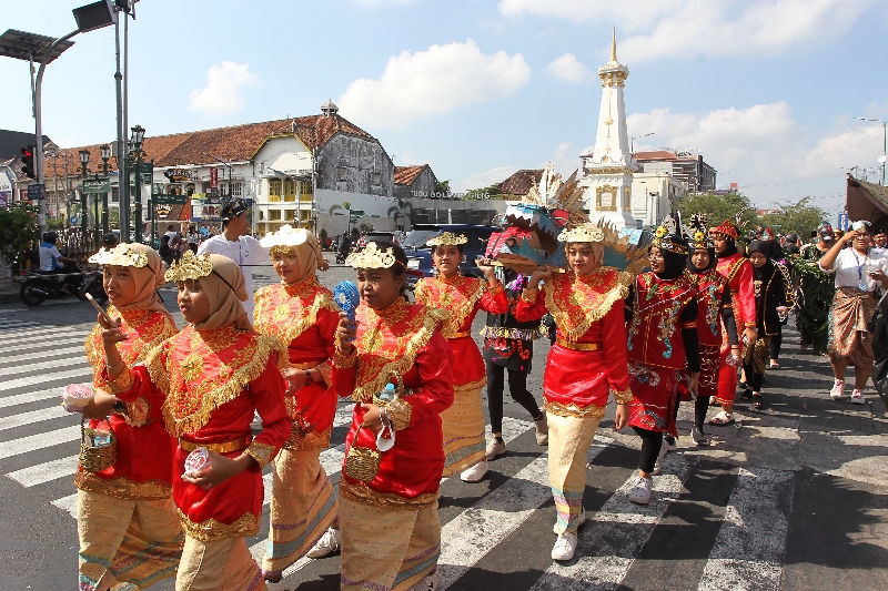SEMARAK: Pelajar SMA Negeri 11 Kota Jogja mengikuti karnaval kebangsaan dalam rangka merayakan HUT ke-34 sekolah, saat melintas di kawasan Tugu Jogja, Jumat (1/9). (Guntur Aga Tirtana/Radar Jogja)