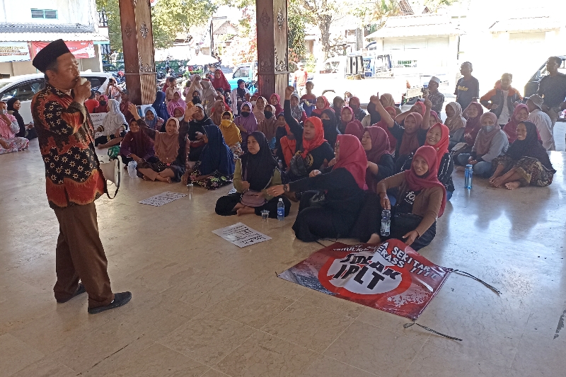 PINDAHKAN: Warga Dusun Ponggok II berunjuk rasa di Balai Kalurahan Trimulyo, Kapanewon Jetis, Bantul, Jumat (1/9). (Gregorius Bramantyo/Radar Jogja)