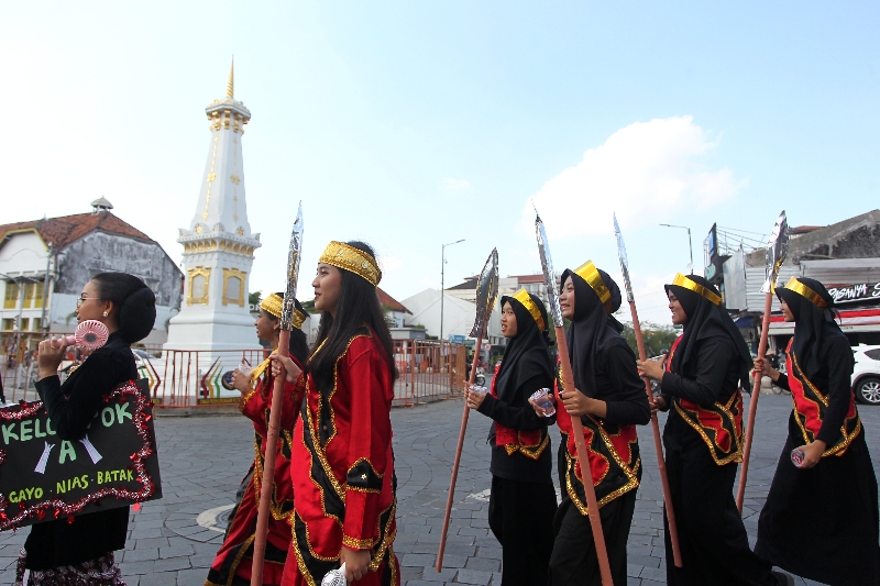 IKON: Pelajar SMA Negeri 11 Kota Jogja mengikuti karnaval kebangsaan dalam rangka merayakan HUT ke-34 sekolah, saat melintas di kawasan Tugu Jogja, Jumat (1/9). (GUNTUR AGA TIRTANA/RADAR JOGJA)