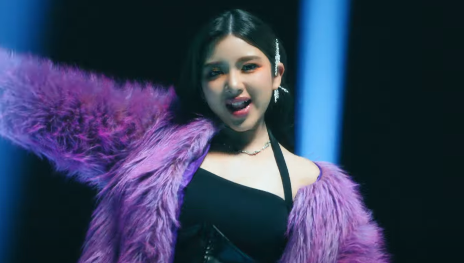 Tiara Andini dalam video clip single terbarunya berjudul