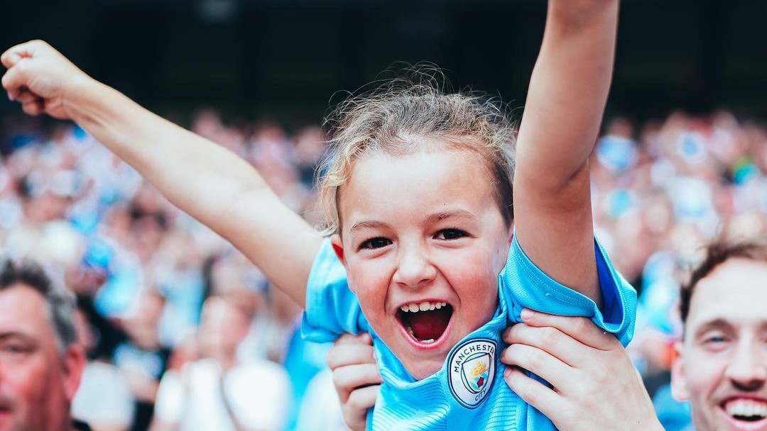 HORE: Pendukung Manchester City saat melawan Fulham di Stadion Etihad Sabtu malam (2/9). (Dok Manchester City)