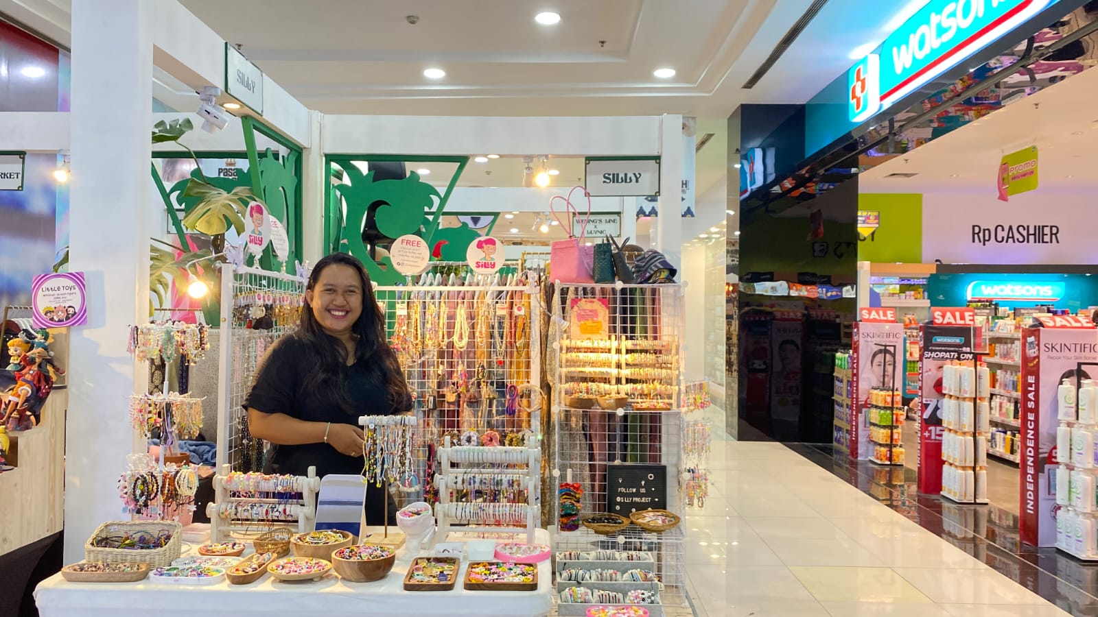 KREATIF: Brand Silly banyak memproduksi aksesoris mulai dari gelang, kalung dan cincin yang insipirasi nya banyak datang dari hal-hal keseharian. (Fahmi Fahriza/Radar Jogja)