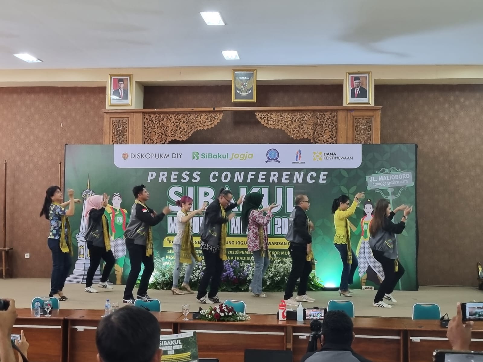 BUDAYA: Sesi konferensi pers gelaran Malioboro Menari yang akan diadakan di Jalan Malioboro dan akan memecahkan rekor Muri dengan lebih dari 1.000 penari berpakaian adat. (Fahmi Fahriza/Radar Jogja)