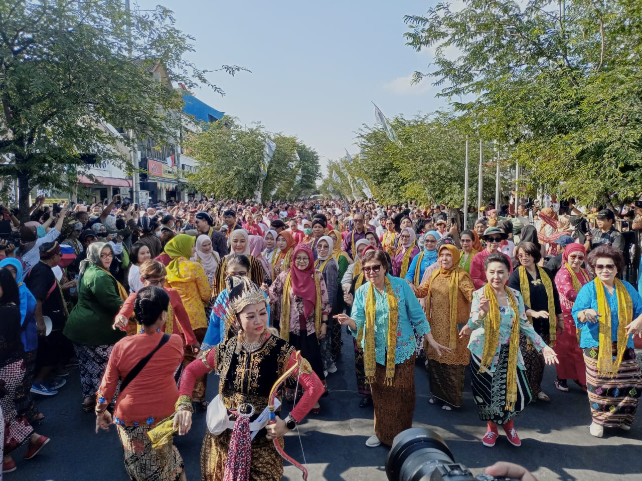 SEMARAK: Peserta Malioboro Menari yang dilangsungkan di kawasan jalan Malioboro, Sabtu(2/9). (Fahmi Fahriza/Radar Jogja)