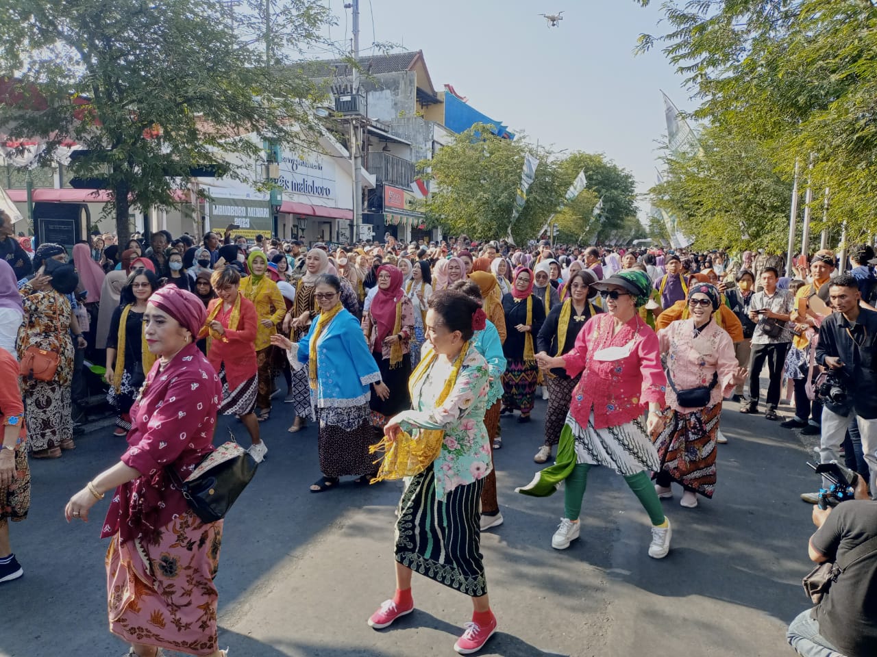 MERIAH: Peserta saat mengikuti Malioboro Menari yang dilangsungkan di kawasan Jalan Malioboro Jogja, Sabtu (2/9). (FAHMI FAHRIZA/RADAR JOGJA)
