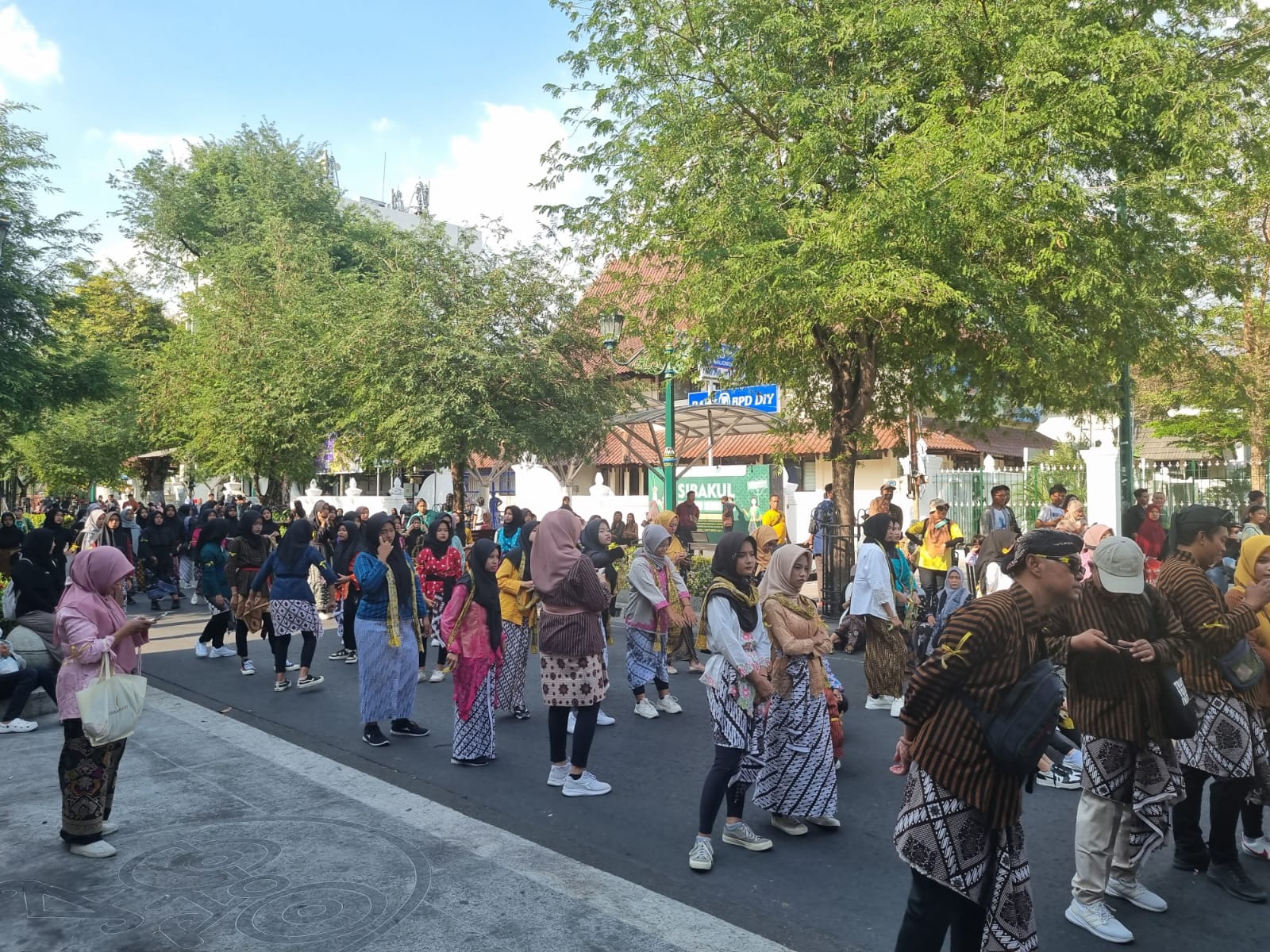 BUDAYA: Peserta Malioboro Menari di Jalan Malioboro Jogja Sabtu (2/9). (FAHMI FAHRIZA/RADAR JOGJA)