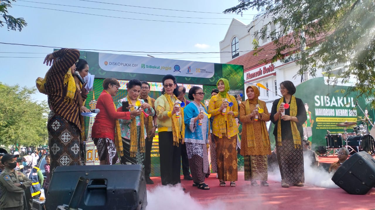 EKSPRESI BUDAYA: GKR Hemas di panggung Malioboro Menari di Jalan Malioboro Jogja Sabtu (2/9). (FAHMI FAHRIZA/RADAR JOGJA)
