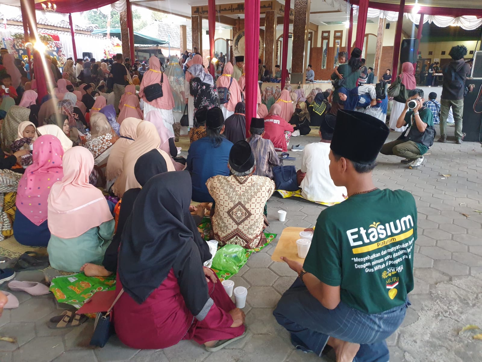 REKOR: Pembagian susu etawa di area Pondok Pesantren Ora Aji asuhan Gus Miftah di Sleman, DIY, Sabtu 2 September 2023. (Khairul Ma