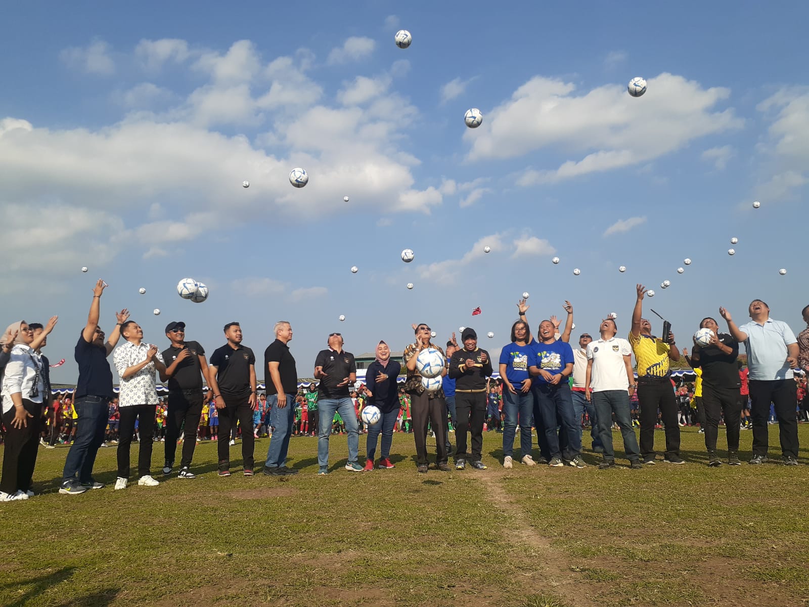 JAWARA: Wakil Ketua PSSI Zainudin Amali, Ketua Umum Asprov PSSI DIY Dessy Arfianto, dan GKR Mangkubumi saat Grassroot Football Festival di Lapangan Kenari Sabtu (2/9). (RIZKY WAHYU/RADAR JOGJA)