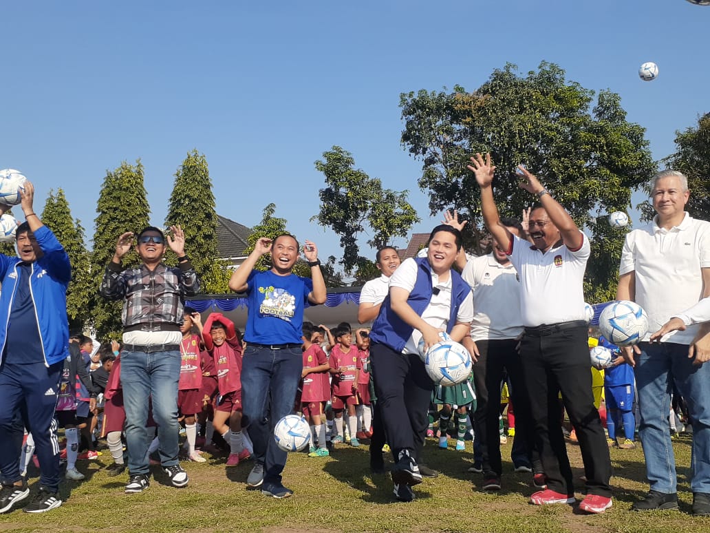 HEBAT: Ketua Umum PSSI Erick Thohir menghadiri kick off ajang Grassroot Football Festival yang diselenggarakan Asprov PSSI DIY di Lapangan Kenari Jogja Minggu (3/9). (Rizky Wahyu/Radar Jogja)
