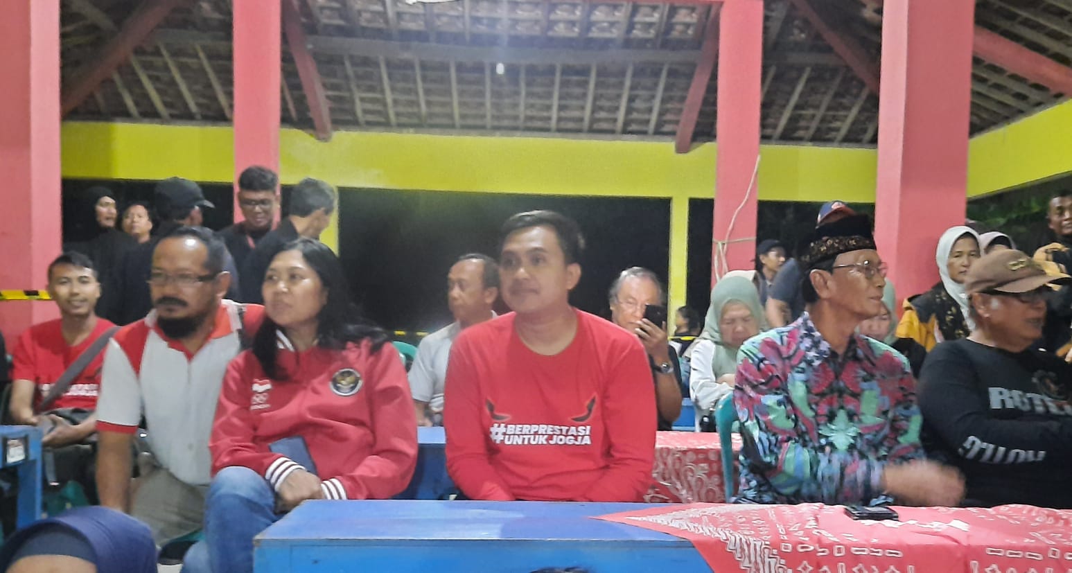 BERI MOTIVASI: Legenda tenis Indonesia Yayuk Basuki hadir dalam Turnamen Bola Voli Bhakti Muda Cup 2023 diKalurahan Putat, Kapanewon Patuk pada Sabtu (3/9) malam. (GUNAWAN/Radar Jogja)