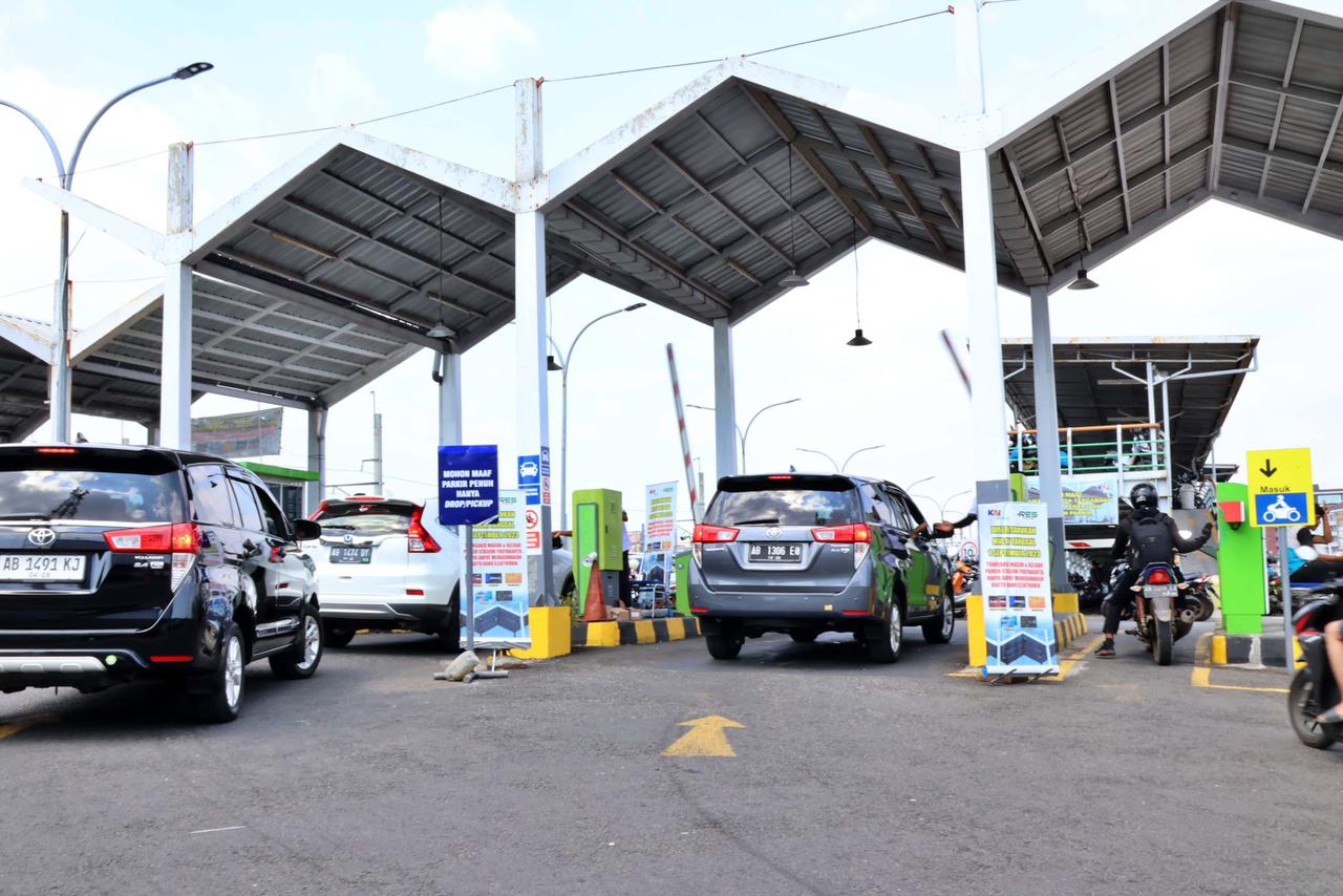 NON TUNAI: Pengguna jasa parkir harus menggunakan pembayaran non tunai di Stasiun Tugu Jogjakarta. (Istimewa/Radar Jogja)