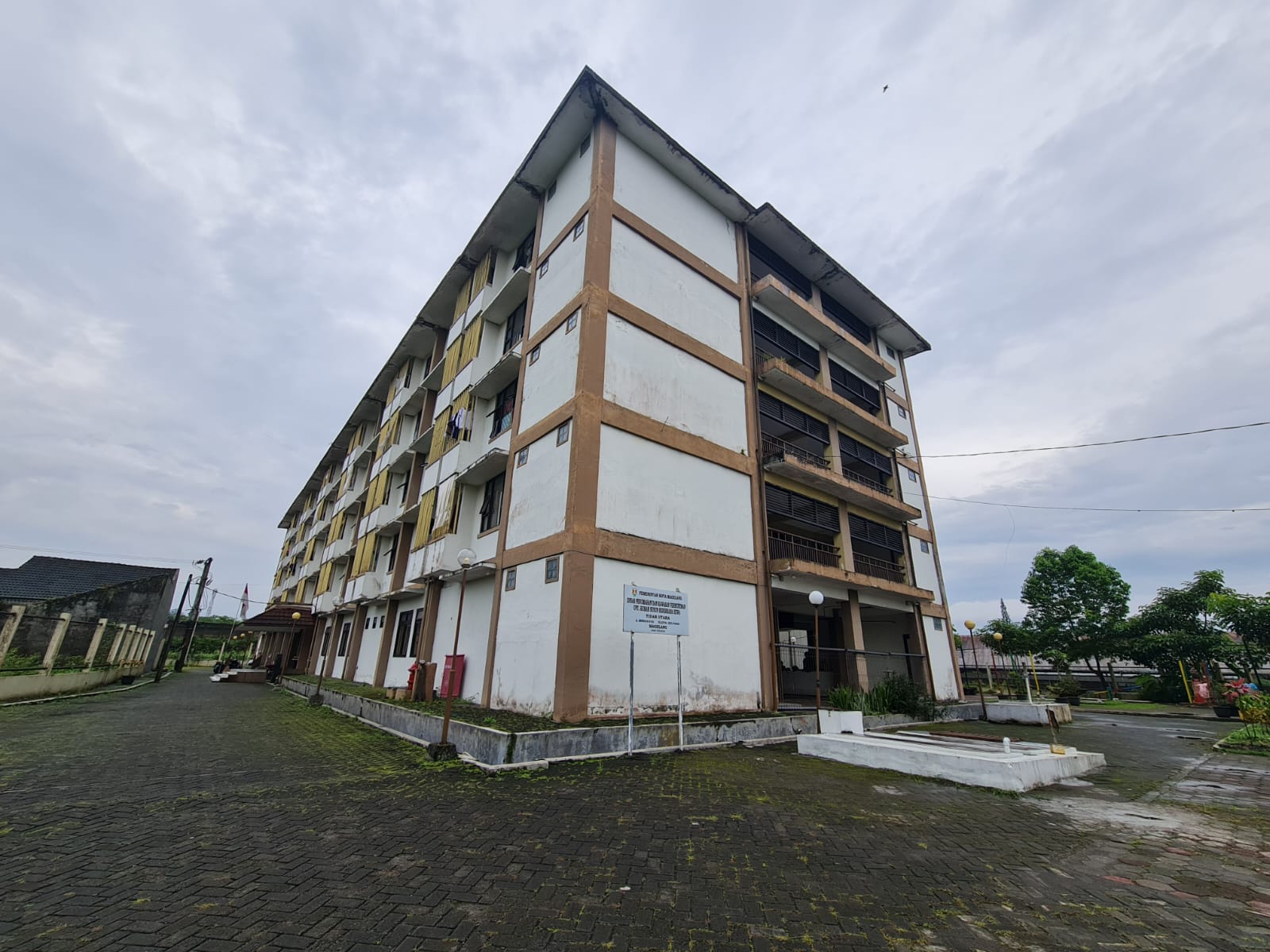 BERTINGKAT: Salah satu rusunawa yang berada di Kelurahan Tidar Utara ini banyak ditempati oleh masyarakat berpenghasilan rendah (MBR). (Naila Nihayah/Radar Jogja)