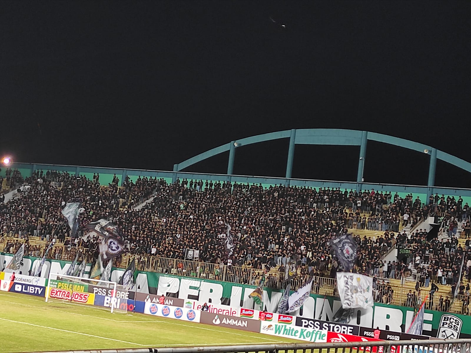 SEMANGAT: Suporter memenuhi sisi selatan Stadion Maguwoharjo jelang laga PSS kontra PSM. (Satria Putra Sejati/Radar Jogja)